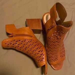 Vince Camuto Sternat Peep toe Sz 5.5